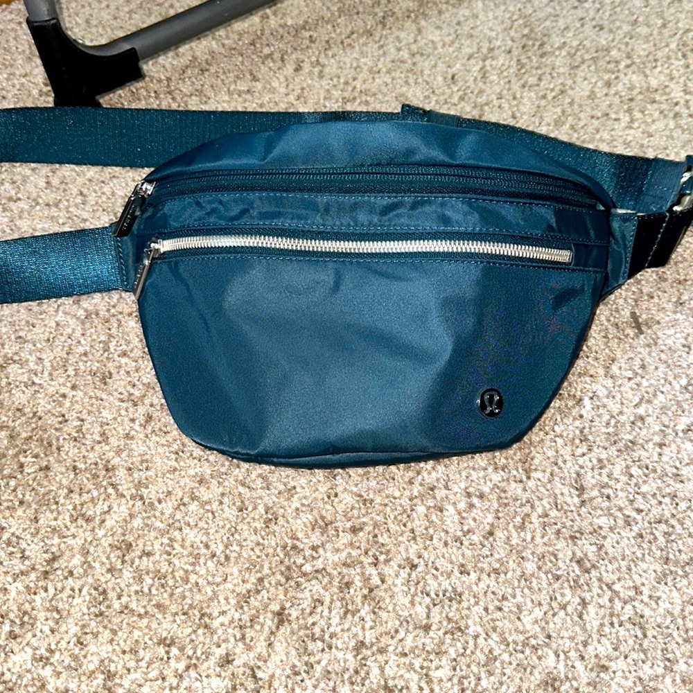 Like new!  Lululemon City Adventurer Belt Bag 2.5L - Submarine